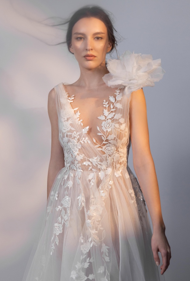 مصممة الأزياء تغريد الحاجل لعروس هي:"تصاميمي مفعمة بالأنوثة بأسلوب عصري ورومانسي بعيداَ عن الزخرفة "