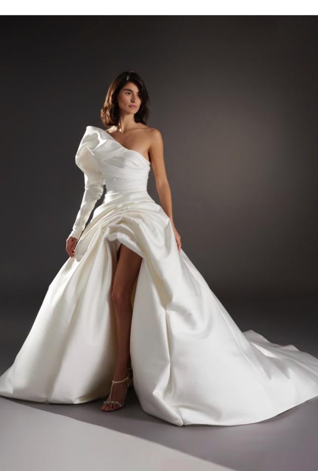 فيونكا على الأكتاف من دار Pronovias