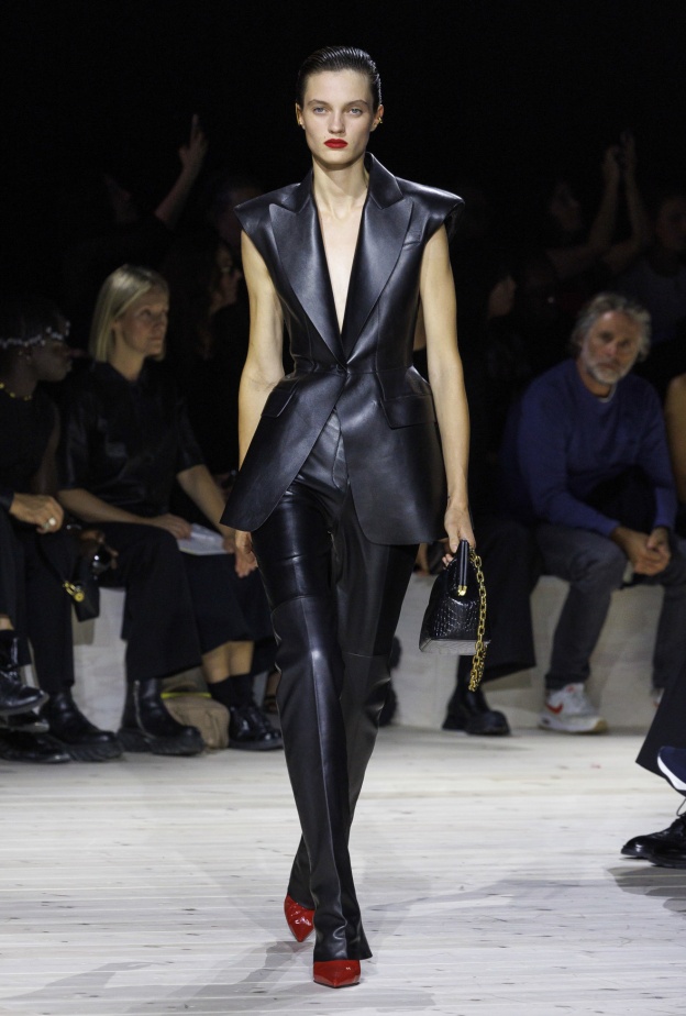 هل ستكون الأطقم الجلدية خيارك الأول هذا الصيف؟ 