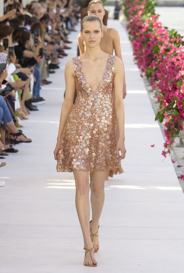 فساتين السهرة القصيرة مع أقمشة الترتر عنوان للأناقة