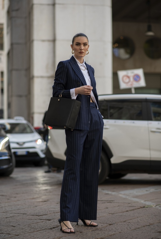 اللّون الكحلي من أبرز صيحات الموضة لصيف 2024.. تصاميم أنيقة بتنسيقات لافتة ومتنوعة