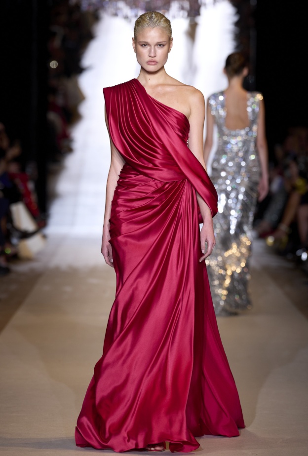 ألوان فساتين حيوية وجريئة لسهرات صيف 2024