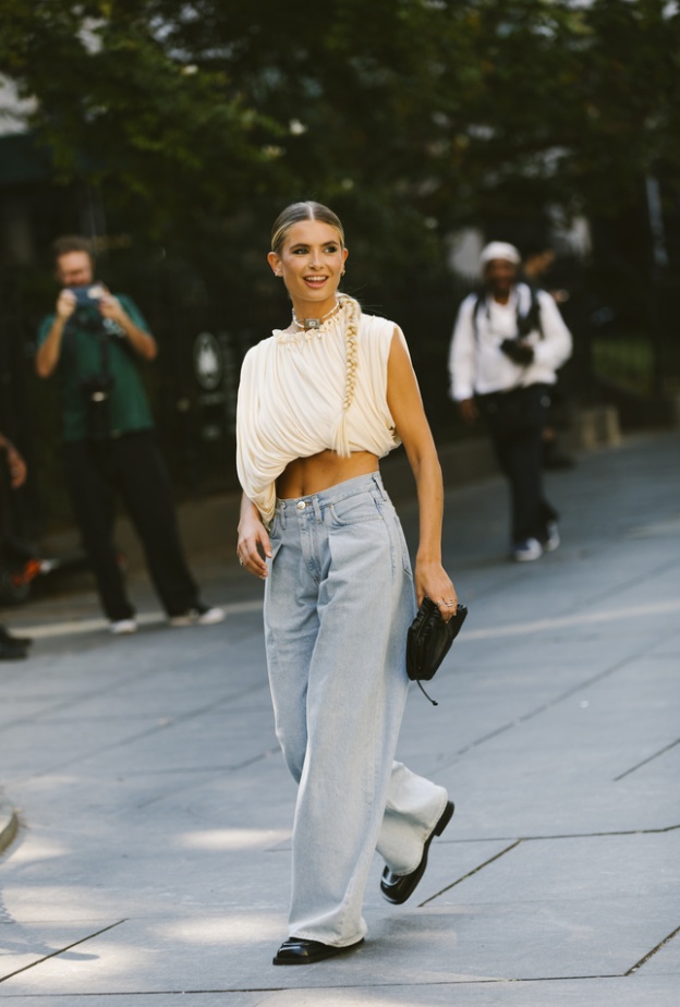 السروال الدنيم الأنسب للسيدة القصيرة أو المتوسطة القامة