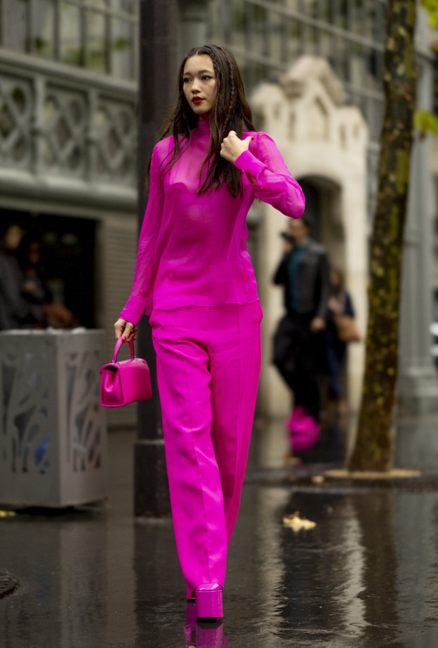 إطلالة بأسلوب المونوكروم من Street style