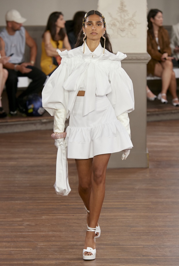 موضة القميص الاوفر سايز أبعد ما يكون عن الستايلات الكلاسيكية