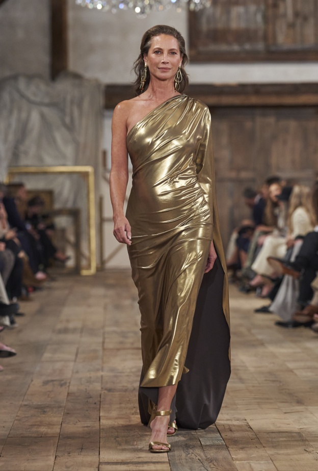 ملكات الأغريق يهديننا الموضة الأكثر أنوثة في صيف 2024