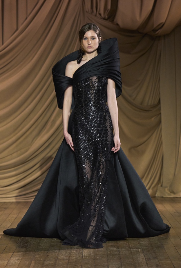 موضة الفساتين الفاخرة مع الياقة الجامدة تصل الى خزانتك في الصيف