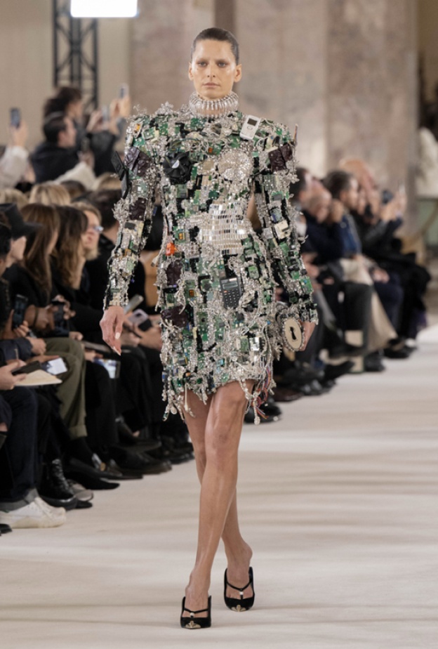 أسبوع الأزياء الراقية في باريس ما بين التطرف والكمال.. حرفة الأزياء الراقية في أوج إمكانياتها