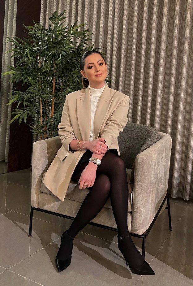 إطلالة كلاسيكية مميزة لدانا الحلاني