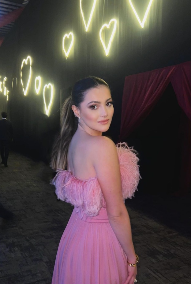 دانا الحلاني بفستان مزين بالريش