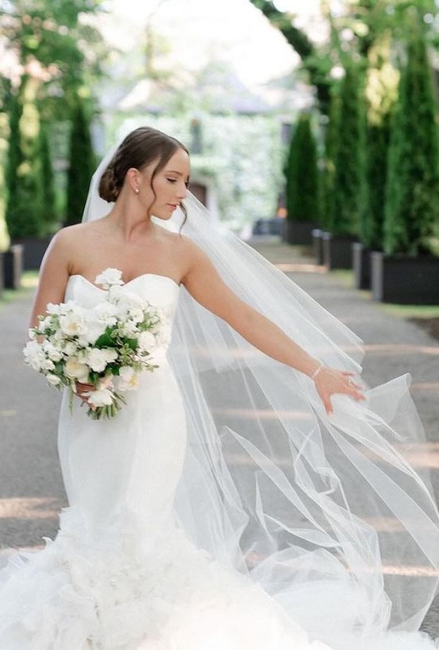 هيلي جايد تتألق بفستان العروس 