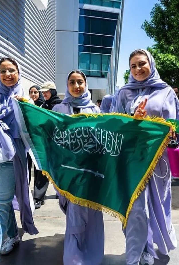 عبايات نوف السديري اختيار بطلات المنتخب السعودي في معرض آيسف 2024 