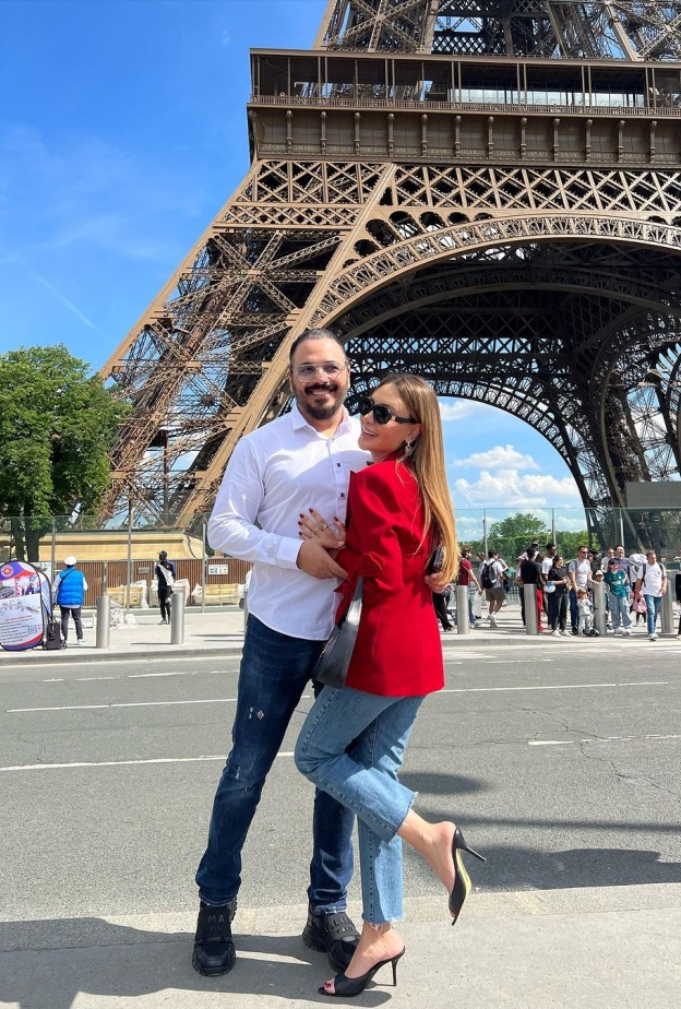 رامي عياش وزوجته أمام برج إيفل في باريس