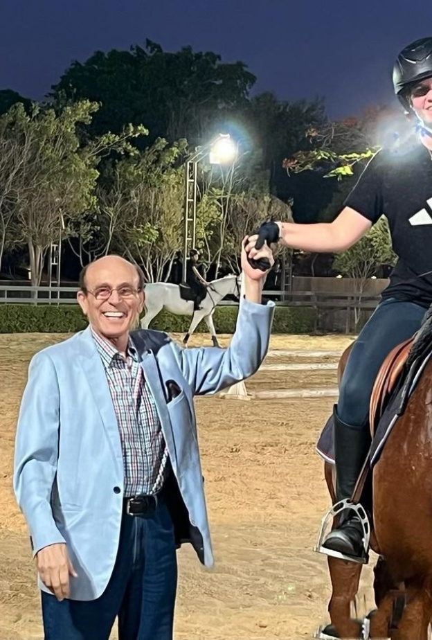 محمد صبحي مع حفيدته في تدريبات الفروسية 