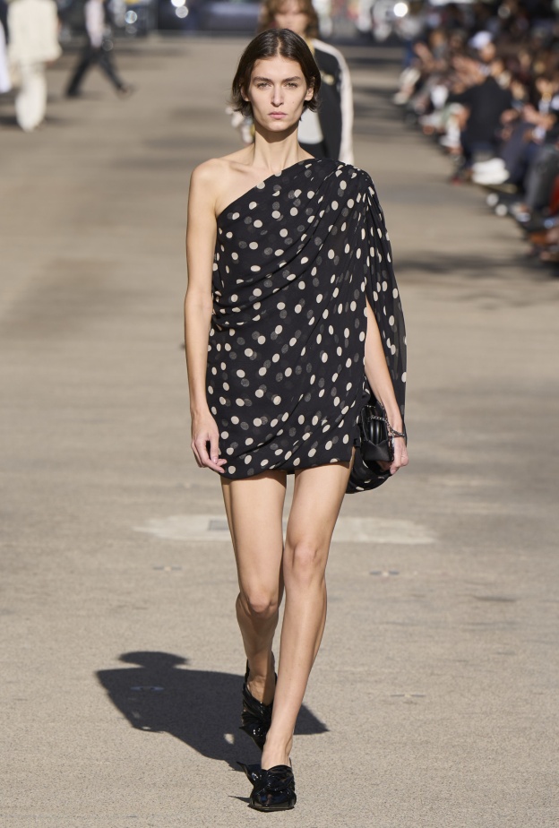 نقشة البولكا دوت على الفساتين قطع أساسية في الصيف