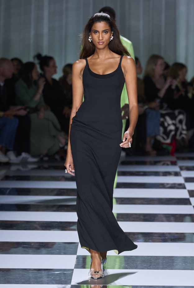 إن مللتِ أسود الشتاء الكئيب تعرّفي على أسود الصيف العصري والجذاب!