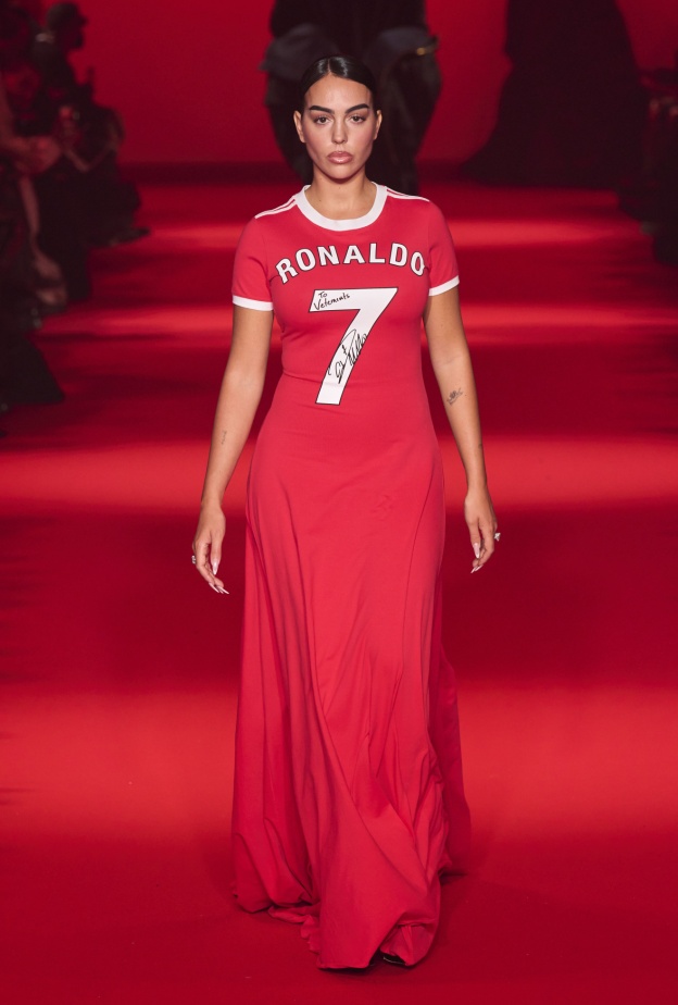 جورجينا رودريغيز: من عاشقة للموضة إلى أيقونة عالمية 