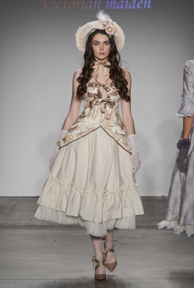 فساتين العصر الفيكتوري في القرن الثامن عشر اتسمت بالإحتشام وتميزت بالكورسيهات!