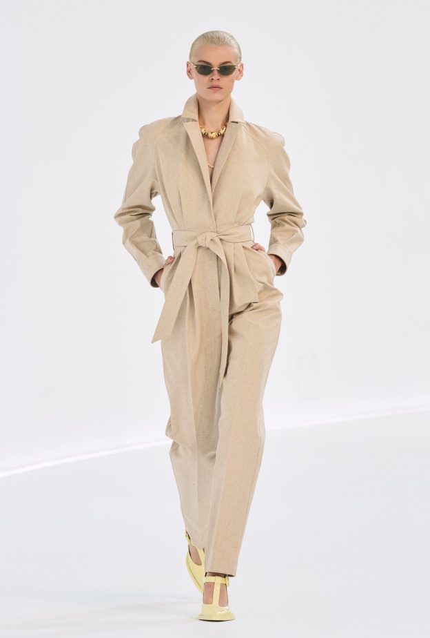 صيحة الجمبسوت البيج تضفي أناقة ساحرة على إطلالاتك اليومية