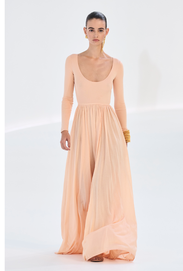 Peach Fuzz... طليعة عالم الموضة الدرجة المرجانية الخافتة الجديدة