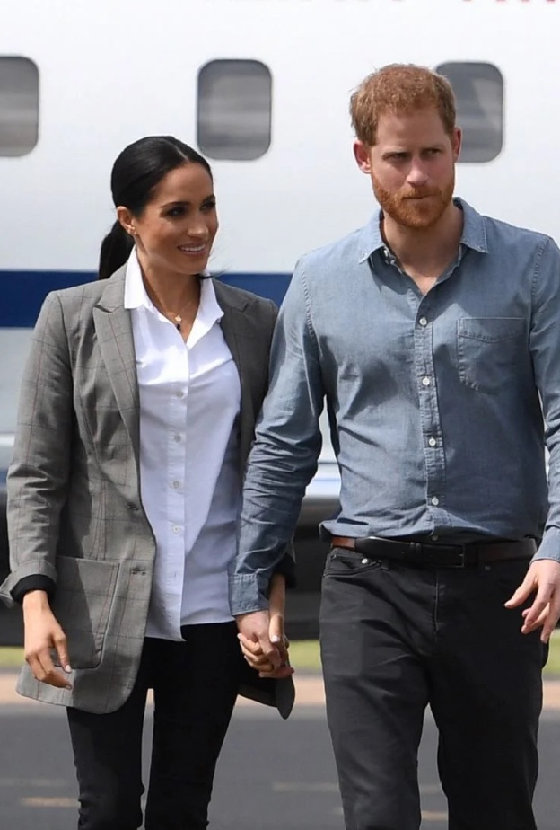 بعد لقاء سري في مطار هيثرو.. هاري وميغان يصلان نيجيريا