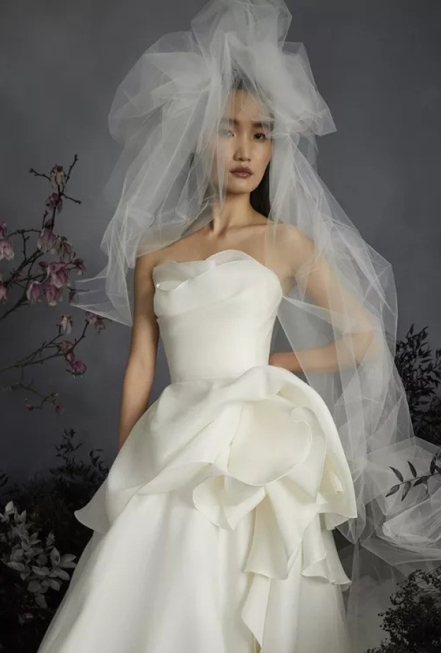 كيف تختار العروس الطرحة المناسبةلاطلالة زفاف متألقة؟