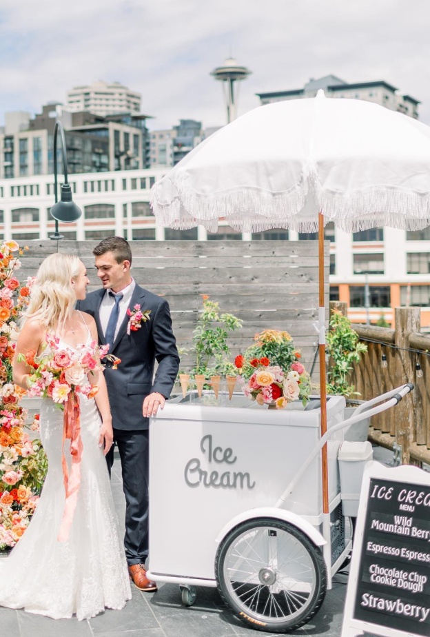 فكري جديا في إضافة بار الأيس كريم لحفل زفافك