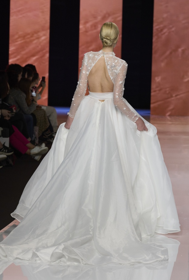 فساتين زفاف جذابة بظهر مكشوف لعروس الصيف