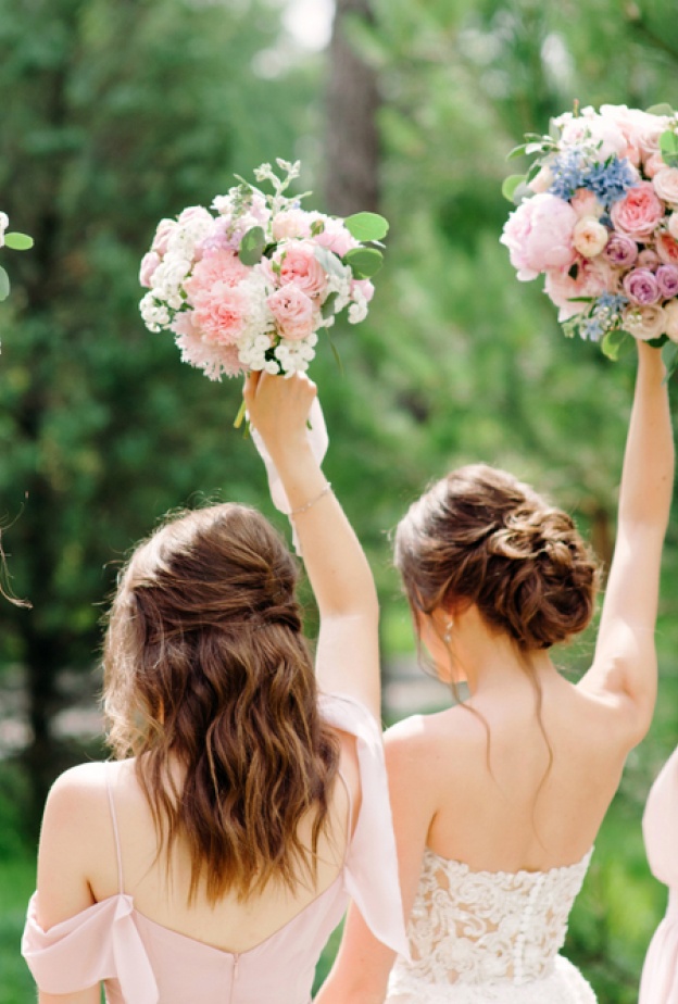 أفضل مجموعات الألوان المستوحاة من الأيام المشمسة لحفلات الزفاف الصيفية