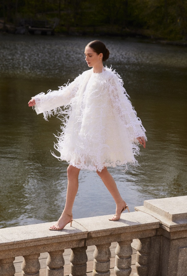 فساتين زفاف أوسكار دي لارنتا  لربيع 2025  تغازل العصور القديمة في لوحات فنيّة