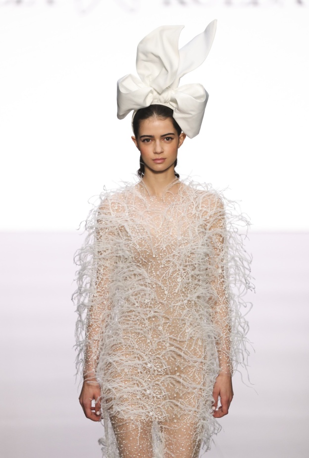 تصاميم نافرة وإطلالات زفاف غريبة اخترناها من آخر عروض الموضة