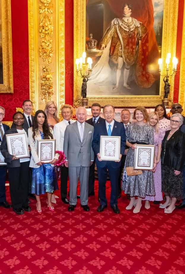 الملك تشارلز يشارك النجوم في توزيع جوائز King's Foundation