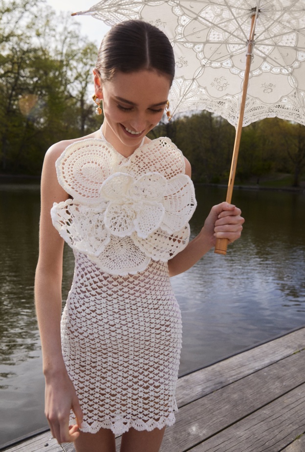 إطلالة عروس بالكروشيه من أوسكار دي لارنتا