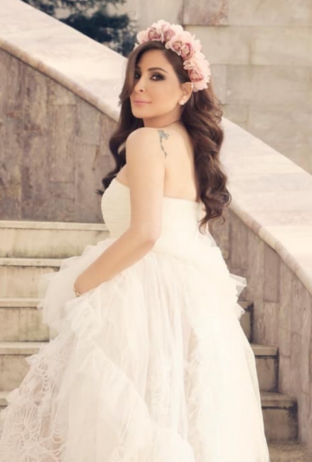 إليسا بإطلالة عرائسية بالفستان الابيض