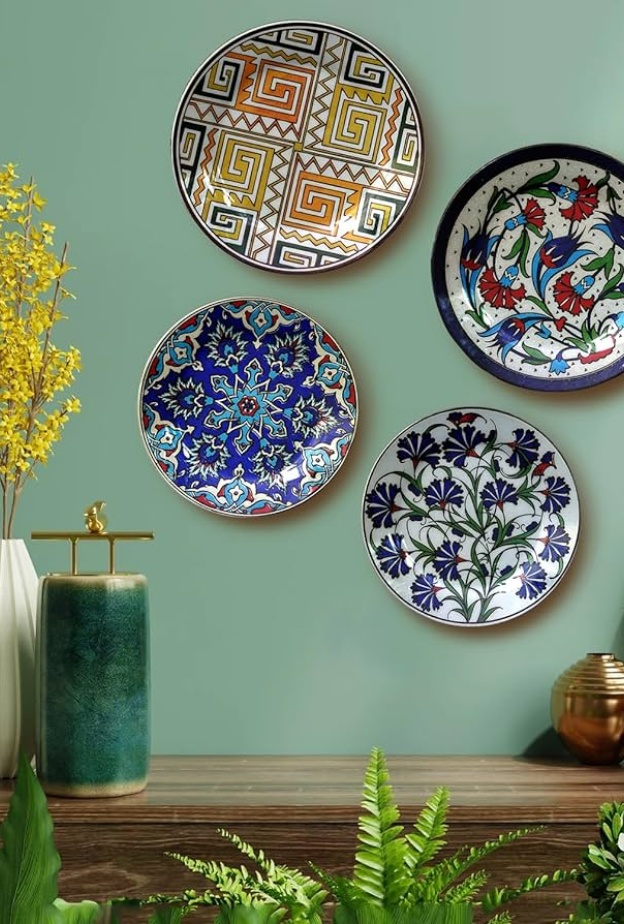 الأطباق الخزفية، هي العناصر المثالية لجدران المنزل ذو الأسلوب الكلاسيكي