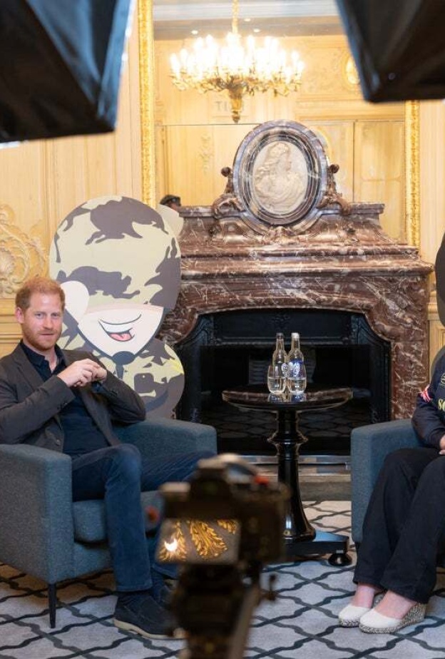 الأمير هاري المفجع بوفاة الأميرة ديانا أثناء مواساة أرملة الحرب