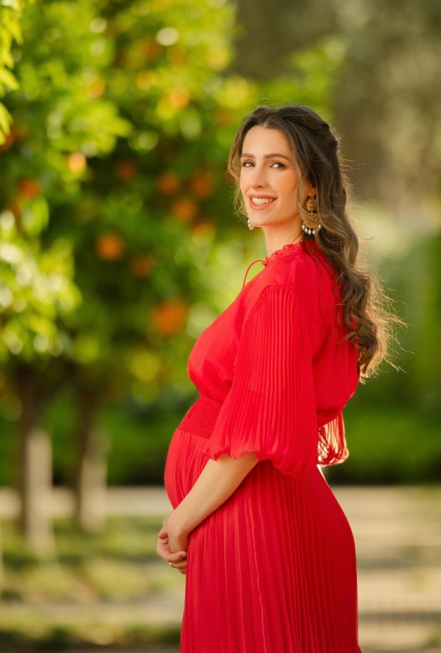 الأميرة رجوة تُنسق الأقراط الذهبية لإطلالة أنيقة خلال فترة حملها