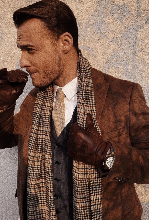 النجم التركي كرم بورسين 