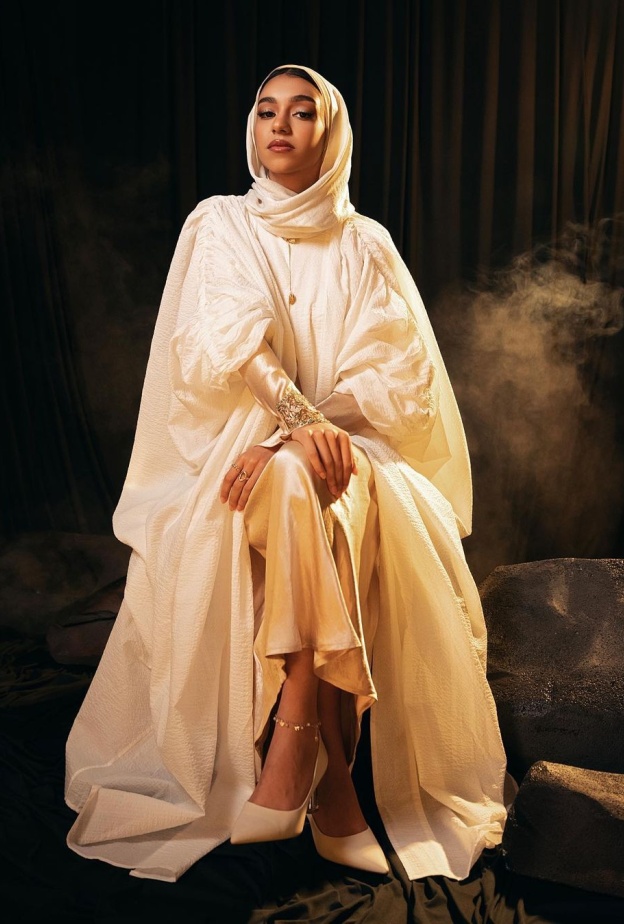 زينة عماد بعباية من علامة أباديا من تصوير عبدالله المشرف