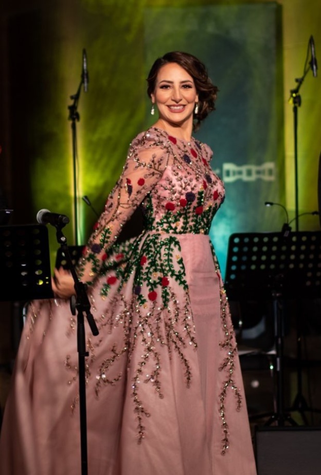 سوسن البهيتي بتصميم باللون الوردي من المصممة هبة القرشي من تصوير mhowga