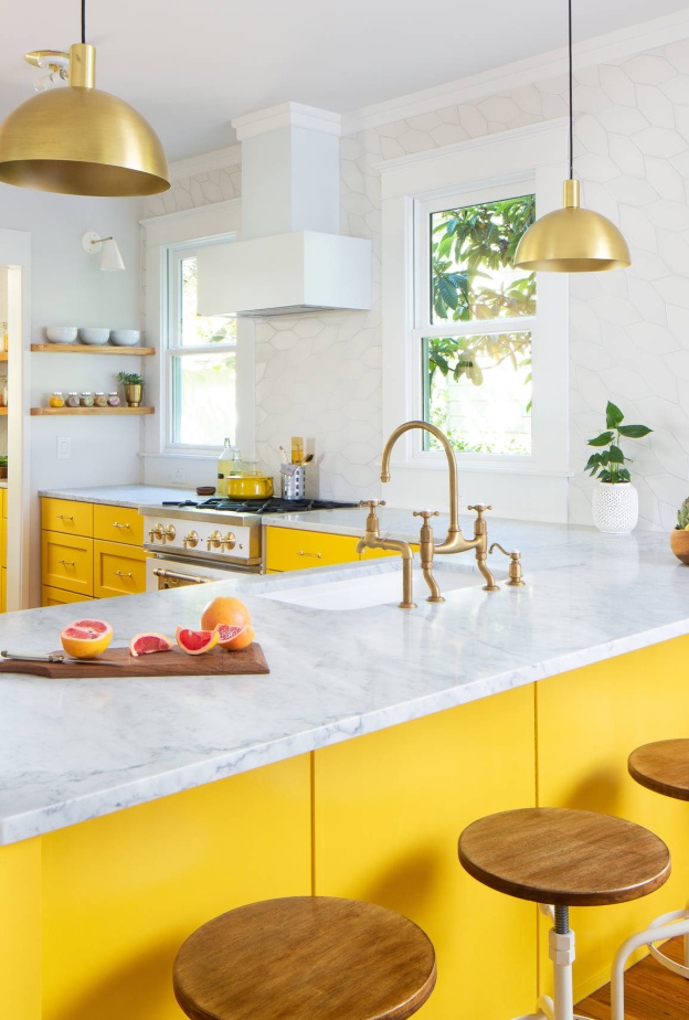 باللون الأصفر يمكن تحويل المطبخ لمساحة مفعمة بالطاقة والحيوية
