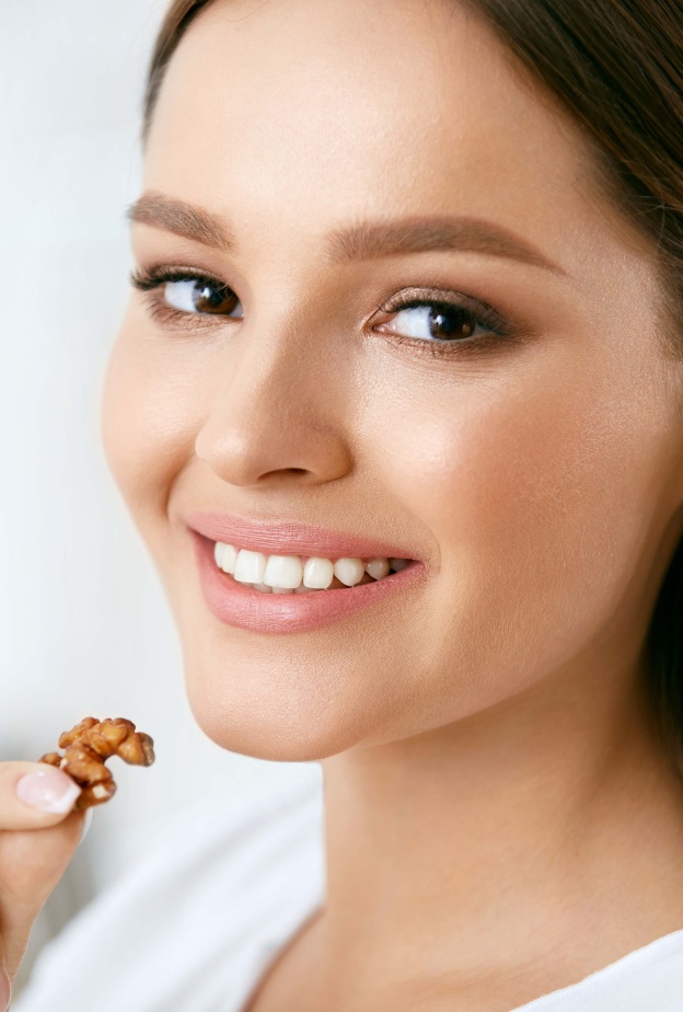 تحسين صحة الشعر والبشرة من فوائد الجوز للنساء