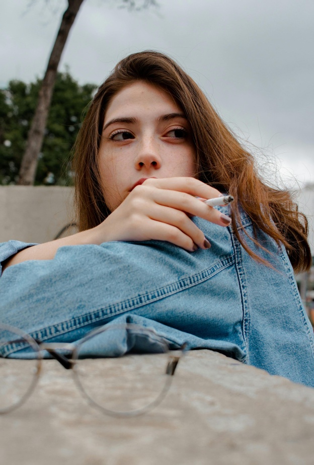 لا ترموا بأنفسكم إلى التهلكة: تحذيراتٌ ونصائح للشباب للإقلاع عن التدخين