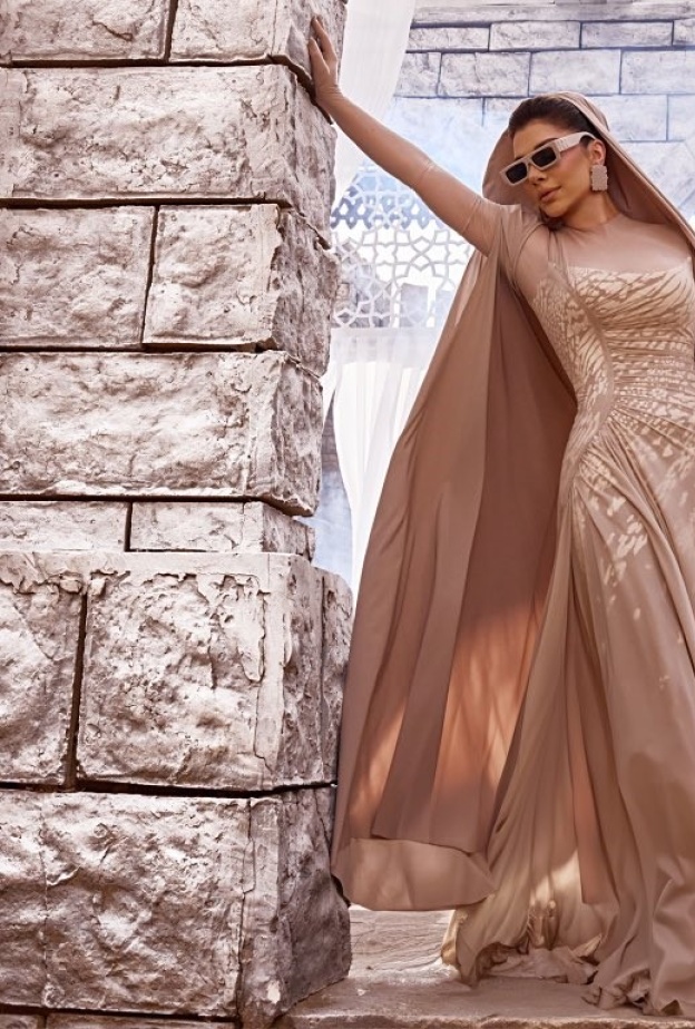 تشابهت النجمتان أصالة ونجوى كرم في إطلالاتهما بأحدث فيديو كليب لهما