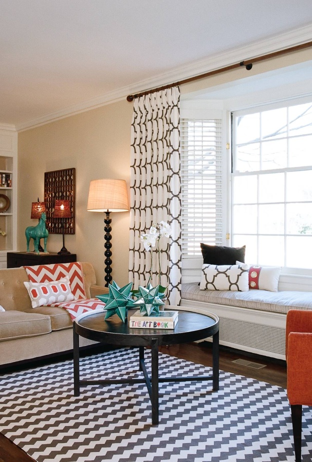 تضيف الستائر عنصرًا من الزخرفة واللون