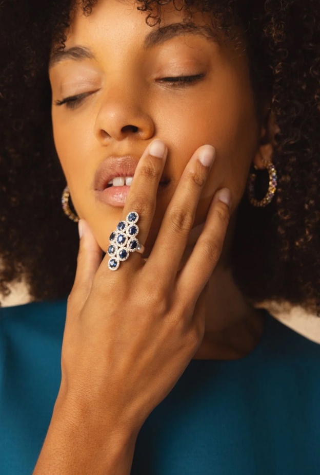 كيف تختارين خاتم ياقوت أزرق استثنائي لصيف 2024؟