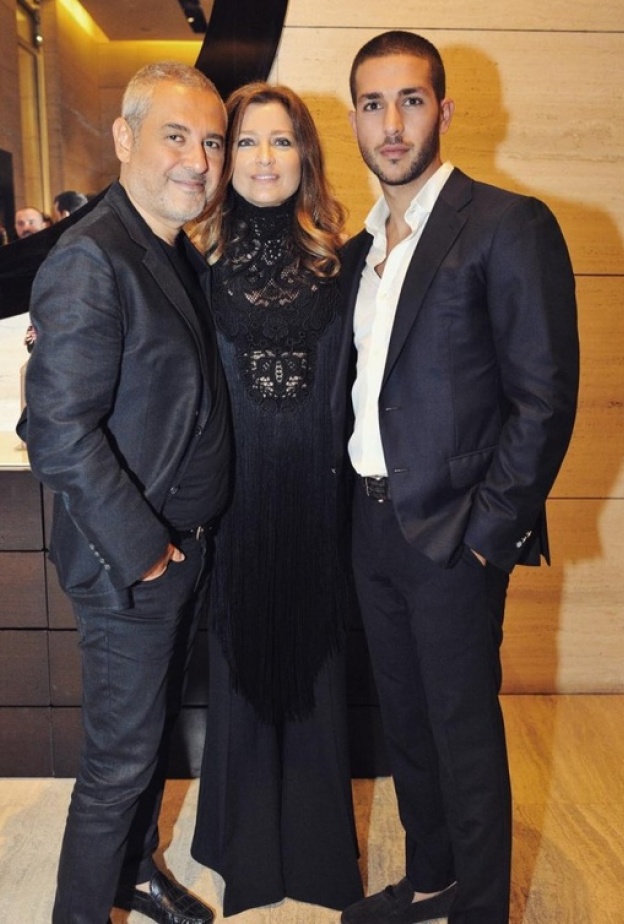 سيليو صعب إلى جانب والدته كلودين والمصمم إيلي صعب