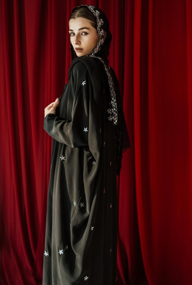 عباية باللون الأسود من دار سماح للعبايات