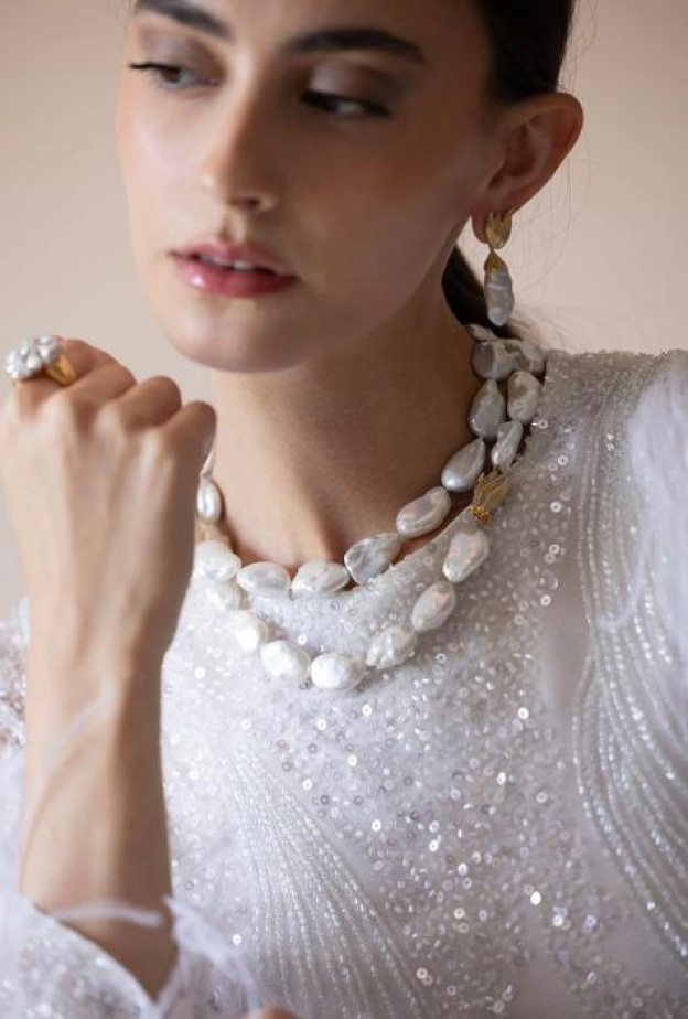 عقد مرصّع باللؤلؤ والألماس من فيكتور فليان Victor Velyan