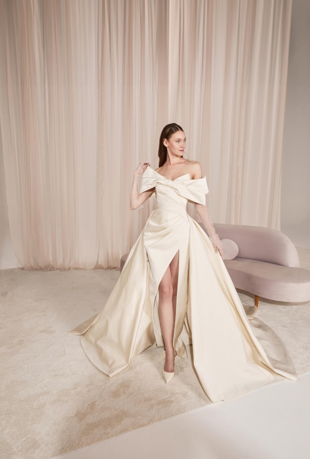 فستان زفاف منفوش مع شق عالِ من قزي وأسطا